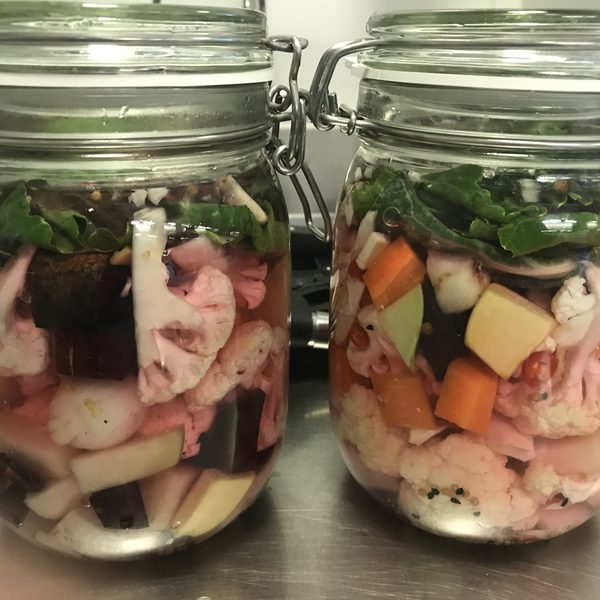 Twee weckpotten met gefermenteerde groenten